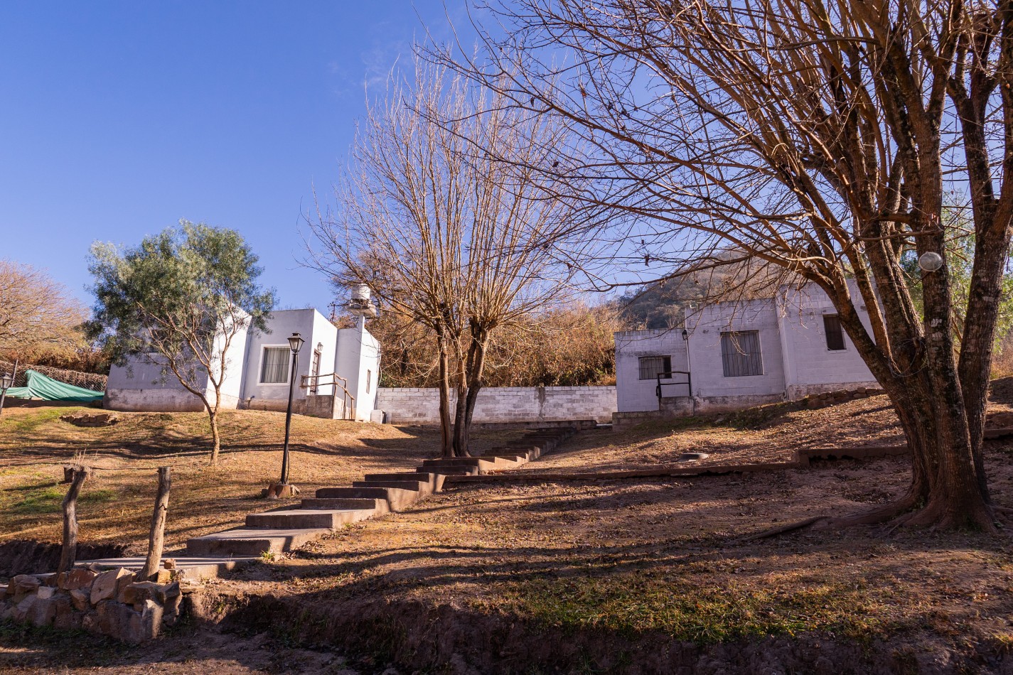 TERRENO DE 1.995m² CON TRES (3) CONSTRUCCIONES EN ZONA VIRGEN DEL CERRO (TRES CERRITOS)