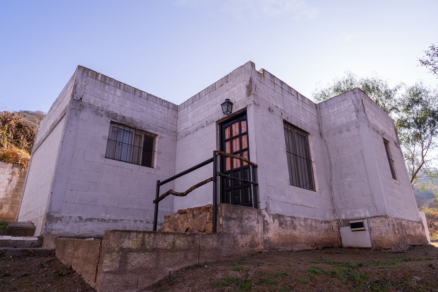 TERRENO DE 1.995m² CON TRES (3) CONSTRUCCIONES EN ZONA VIRGEN DEL CERRO (TRES CERRITOS)