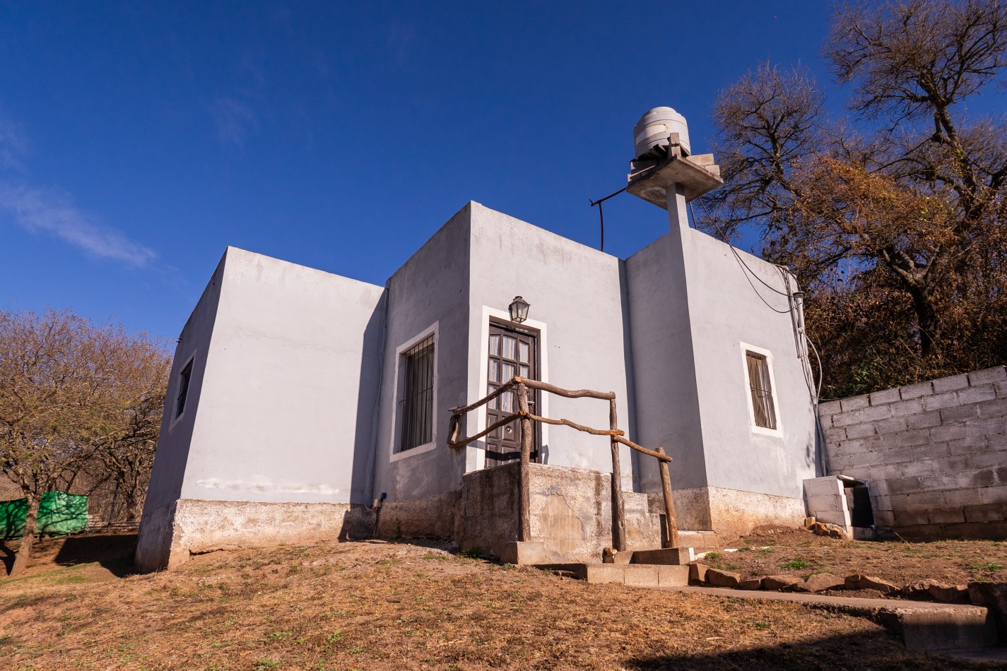 TERRENO DE 1.995m² CON TRES (3) CONSTRUCCIONES EN ZONA VIRGEN DEL CERRO (TRES CERRITOS)