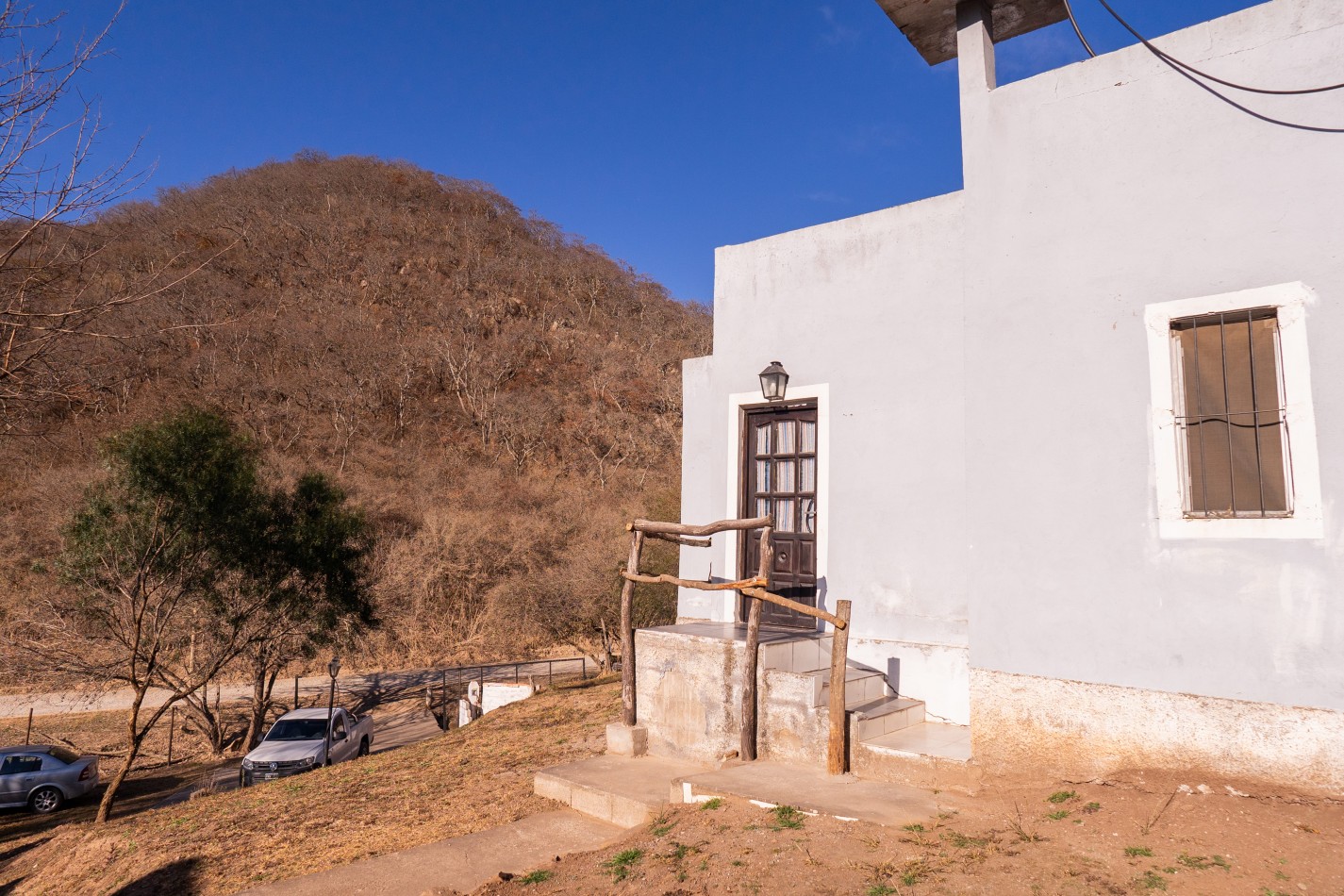 TERRENO DE 1.995m² CON TRES (3) CONSTRUCCIONES EN ZONA VIRGEN DEL CERRO (TRES CERRITOS)