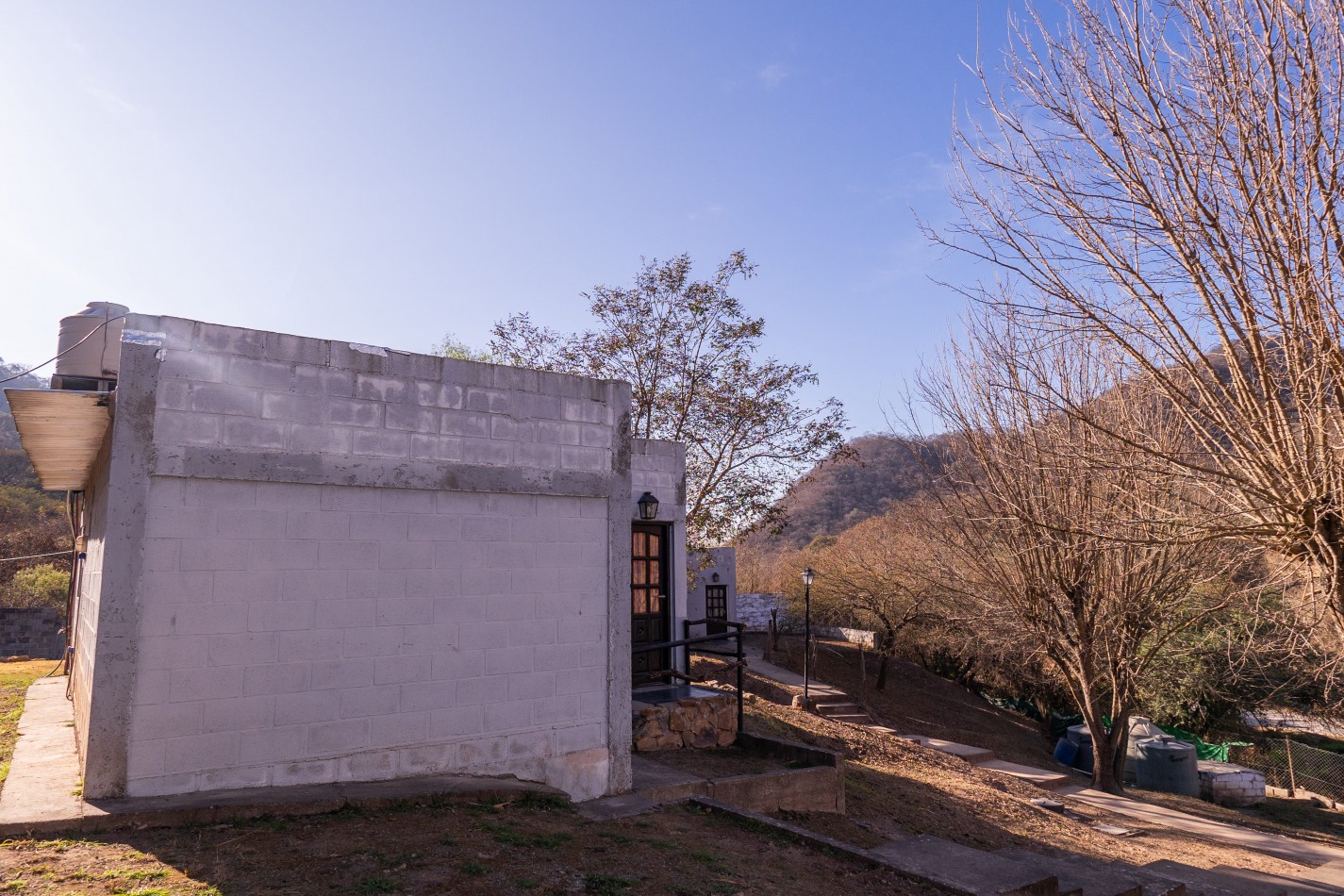 TERRENO DE 1.995m² CON TRES (3) CONSTRUCCIONES EN ZONA VIRGEN DEL CERRO (TRES CERRITOS)