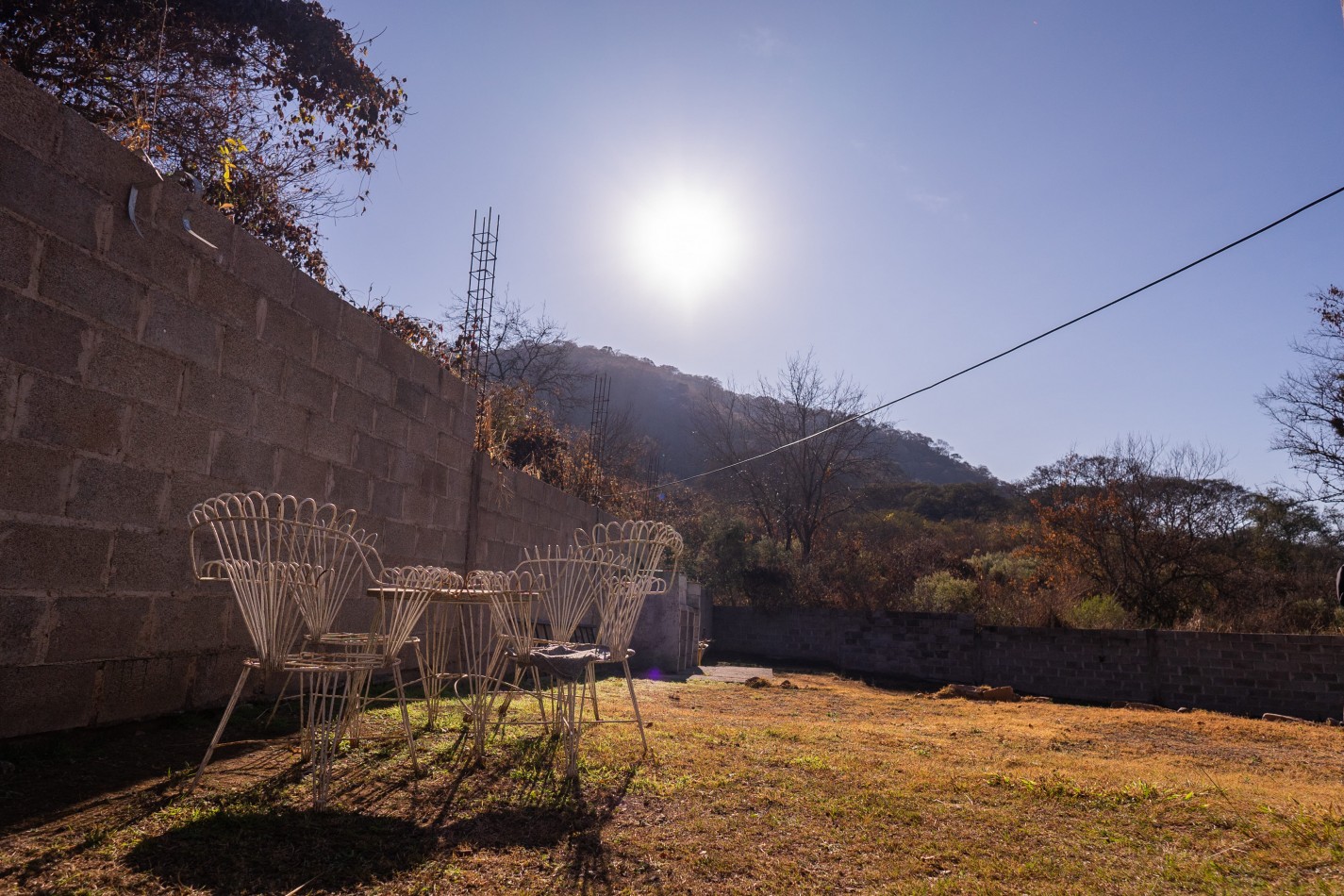 TERRENO DE 1.995m² CON TRES (3) CONSTRUCCIONES EN ZONA VIRGEN DEL CERRO (TRES CERRITOS)