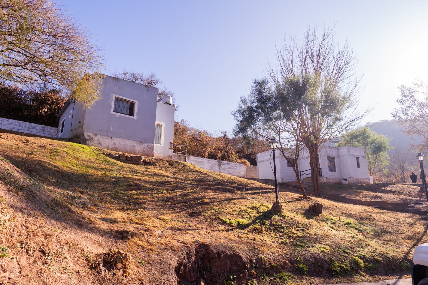 TERRENO DE 1.995m² CON TRES (3) CONSTRUCCIONES EN ZONA VIRGEN DEL CERRO (TRES CERRITOS)