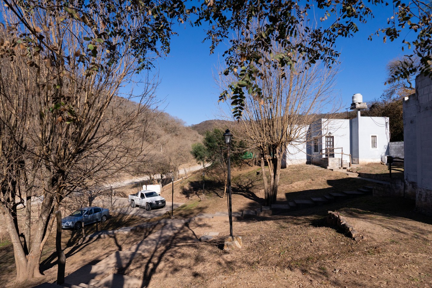 TERRENO DE 1.995m² CON TRES (3) CONSTRUCCIONES EN ZONA VIRGEN DEL CERRO (TRES CERRITOS)