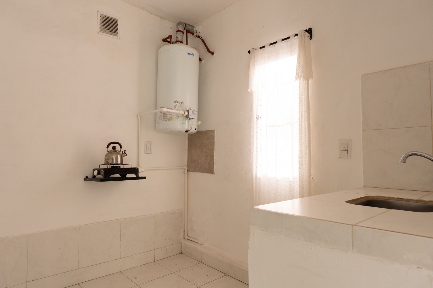 TERRENO DE 1.995m² CON TRES (3) CONSTRUCCIONES EN ZONA VIRGEN DEL CERRO (TRES CERRITOS)