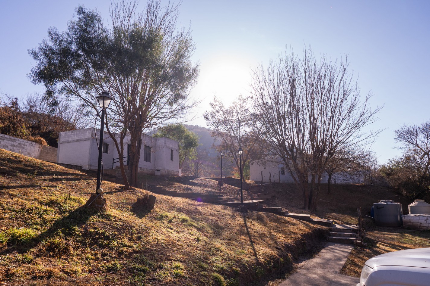 TERRENO DE 1.995m² CON TRES (3) CONSTRUCCIONES EN ZONA VIRGEN DEL CERRO (TRES CERRITOS)