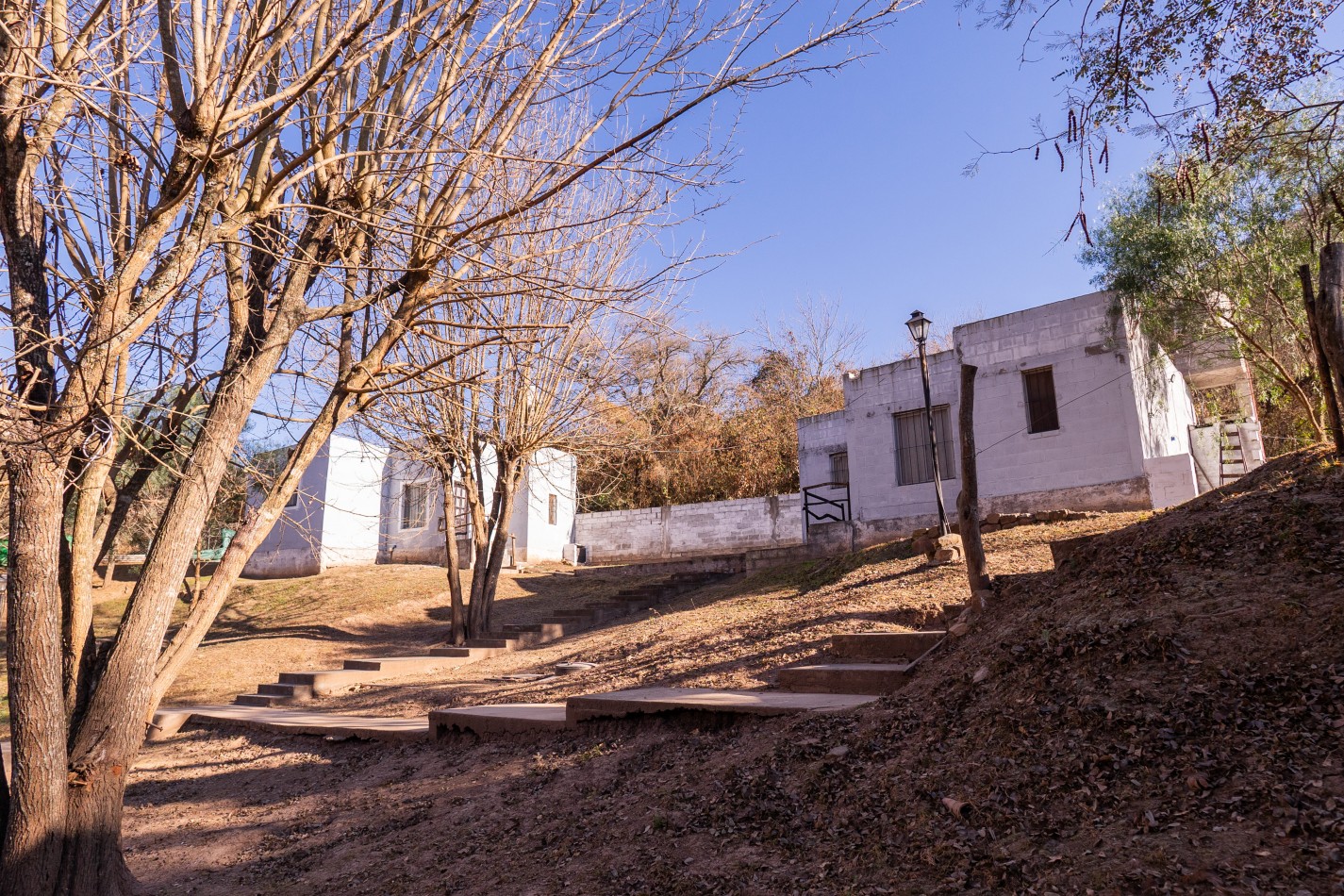 TERRENO DE 1.995m² CON TRES (3) CONSTRUCCIONES EN ZONA VIRGEN DEL CERRO (TRES CERRITOS)