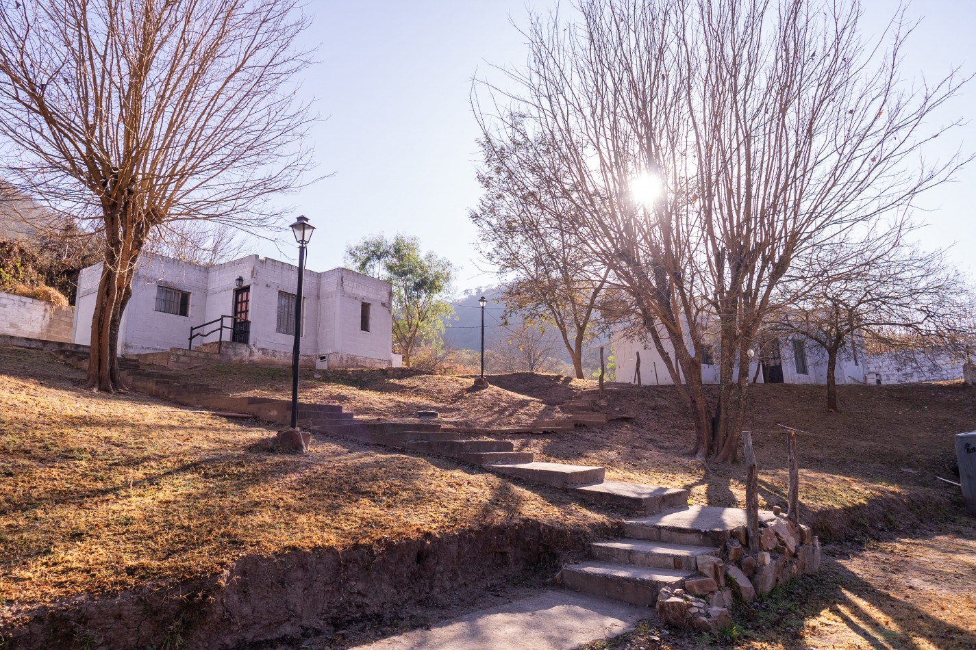 TERRENO DE 1.995m² CON TRES (3) CONSTRUCCIONES EN ZONA VIRGEN DEL CERRO (TRES CERRITOS)