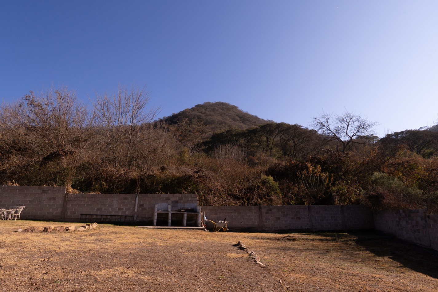 TERRENO DE 1.995m² CON TRES (3) CONSTRUCCIONES EN ZONA VIRGEN DEL CERRO (TRES CERRITOS)