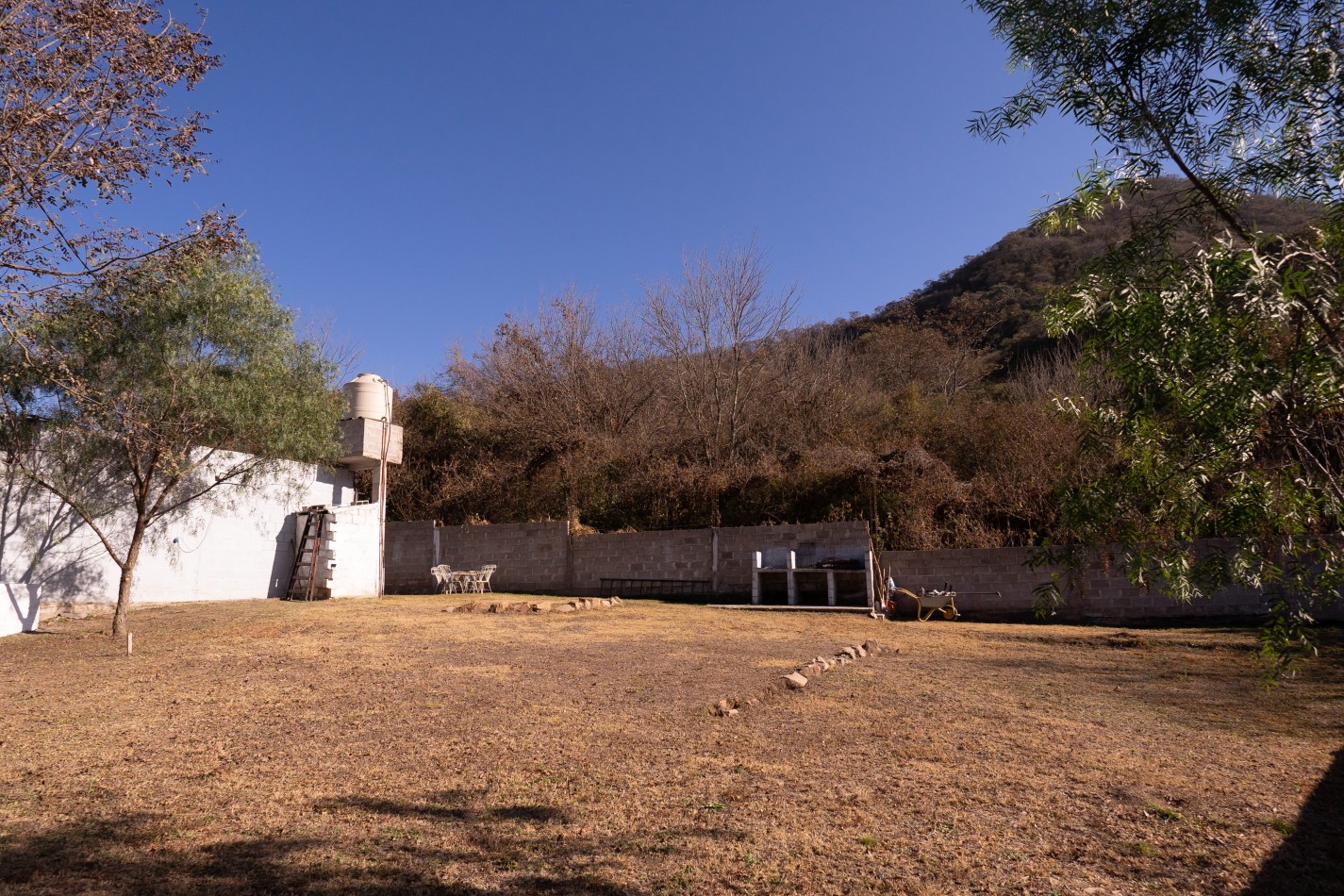 TERRENO DE 1.995m² CON TRES (3) CONSTRUCCIONES EN ZONA VIRGEN DEL CERRO (TRES CERRITOS)