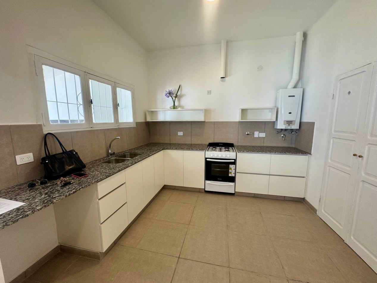 CASA VENTA ZONA PLAZA ALVARADO - 2 DORMITORIOS Y 2 BAÑOS