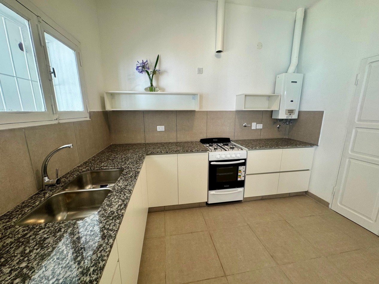 CASA VENTA ZONA PLAZA ALVARADO - 2 DORMITORIOS Y 2 BAÑOS
