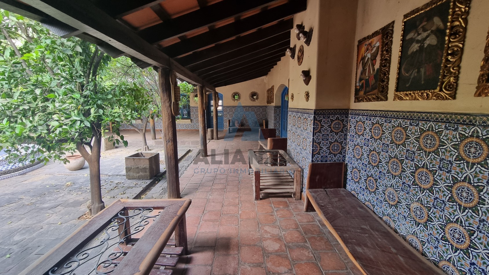 EXCLUSIVA PROPIEDAD EN VENTA (Y POSIBILIDAD DE ALQUILER) EN BARRIO AUTODROMO DE 6.800 METROS CUADRADOS TOTALES CON LAGUNA, QUINCHO Y PISCINA