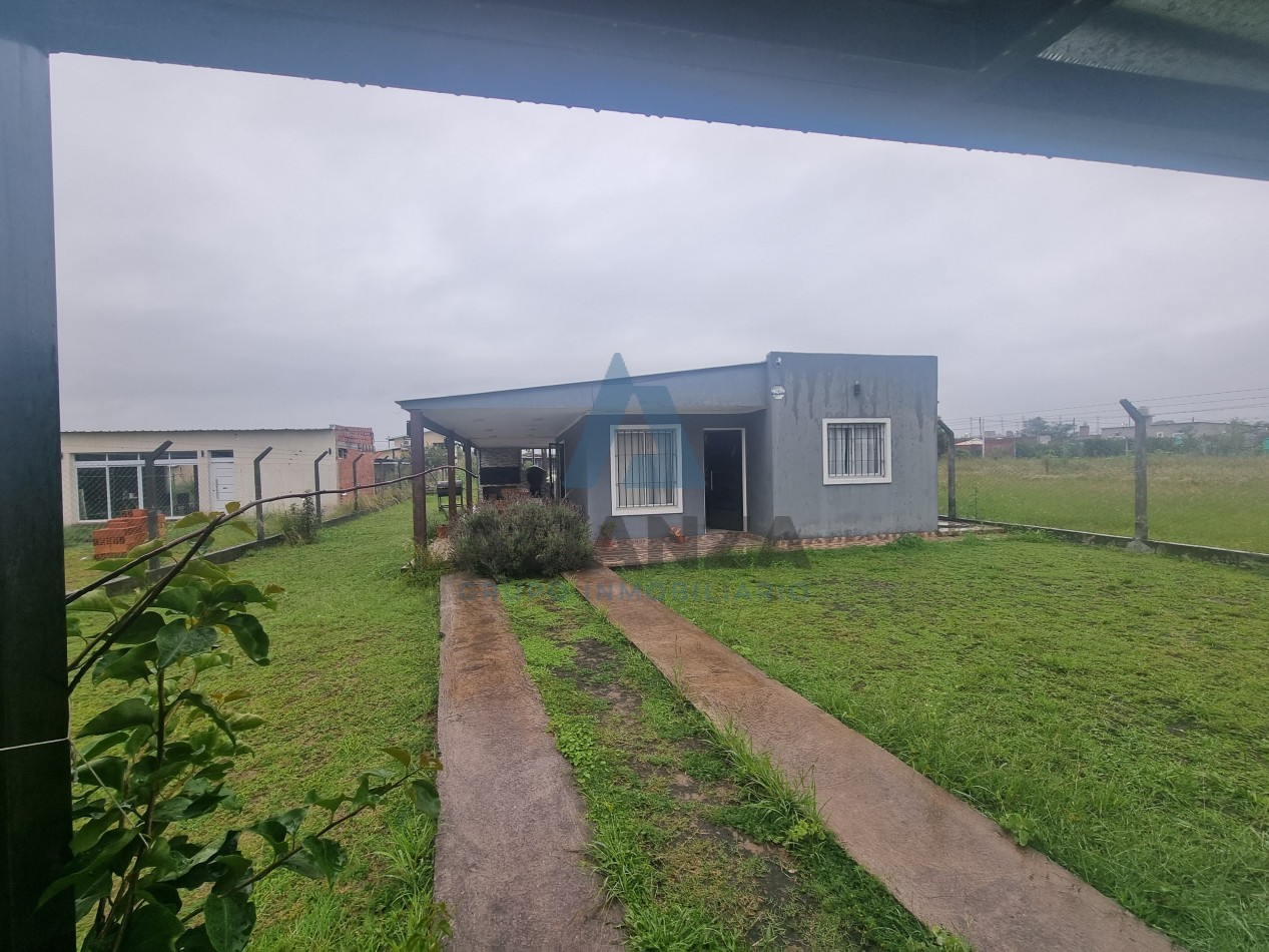 CASA EN VENTA A ESTRENAR DE DOS (2) DORMITORIOS EN BARRIO AMPLIACION EL MOLLAR 2, CON QUINCHO Y PILETA