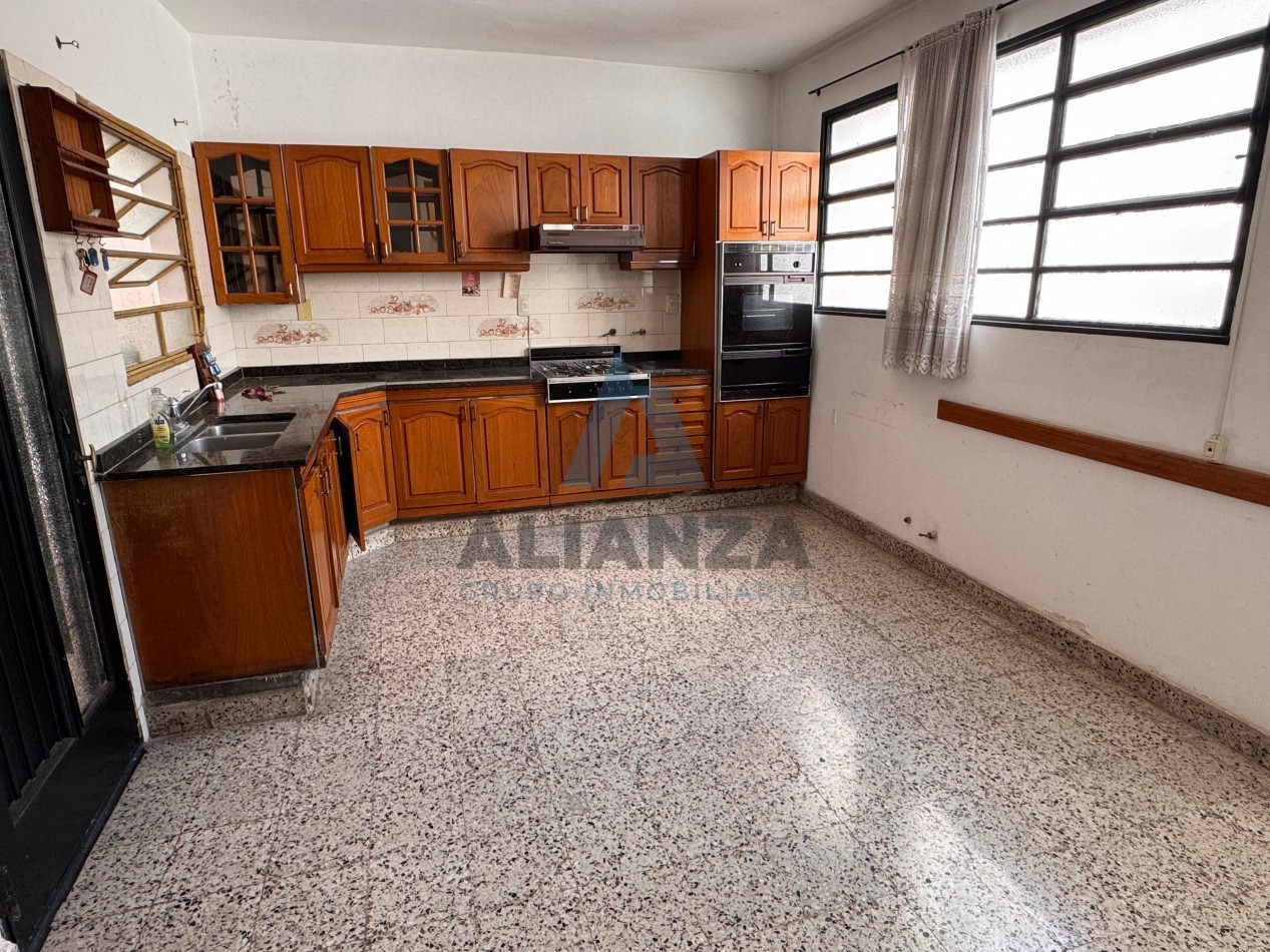 VENDO CASA ZONA MONUMENTO GUEMES