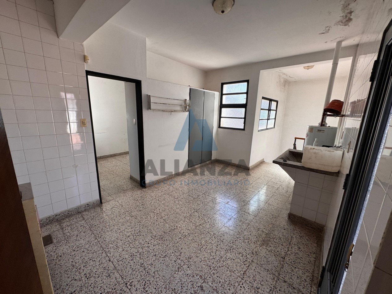 VENDO CASA ZONA MONUMENTO GUEMES