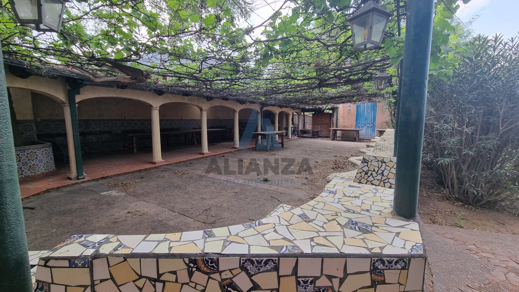 EXCLUSIVA PROPIEDAD EN VENTA (Y POSIBILIDAD DE ALQUILER) EN BARRIO AUTODROMO DE 6.800 METROS CUADRADOS TOTALES CON LAGUNA, QUINCHO Y PISCINA