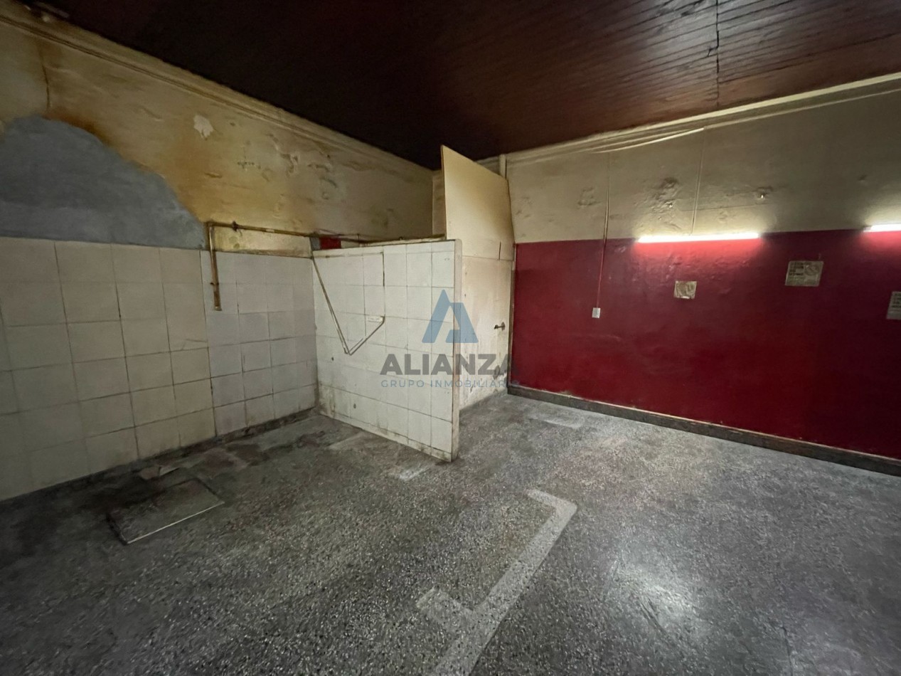 CASA ESQUINA CON LOCAL COMERCIAL
