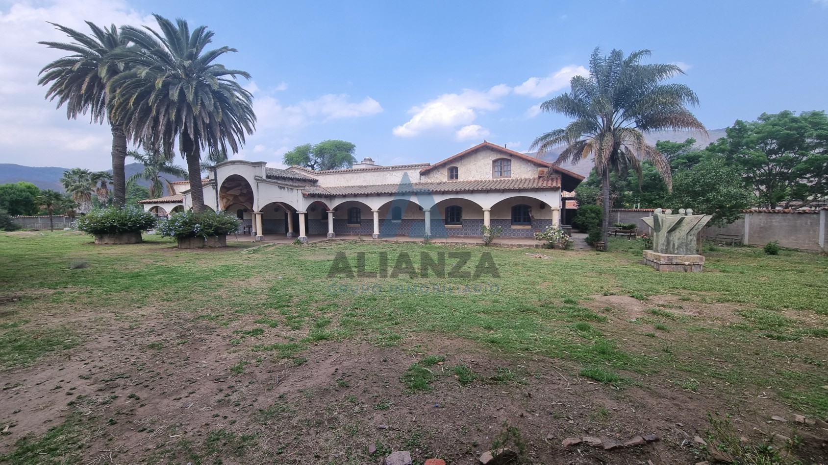 EXCLUSIVA PROPIEDAD EN VENTA (Y POSIBILIDAD DE ALQUILER) EN BARRIO AUTODROMO DE 6.800 METROS CUADRADOS TOTALES CON LAGUNA, QUINCHO Y PISCINA