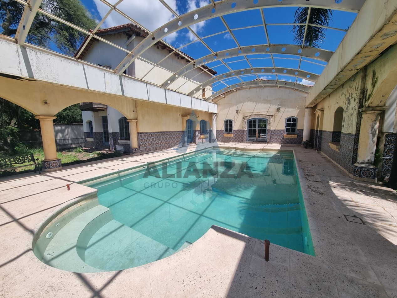 EXCLUSIVA PROPIEDAD EN VENTA (Y POSIBILIDAD DE ALQUILER) EN BARRIO AUTODROMO DE 6.800 METROS CUADRADOS TOTALES CON LAGUNA, QUINCHO Y PISCINA