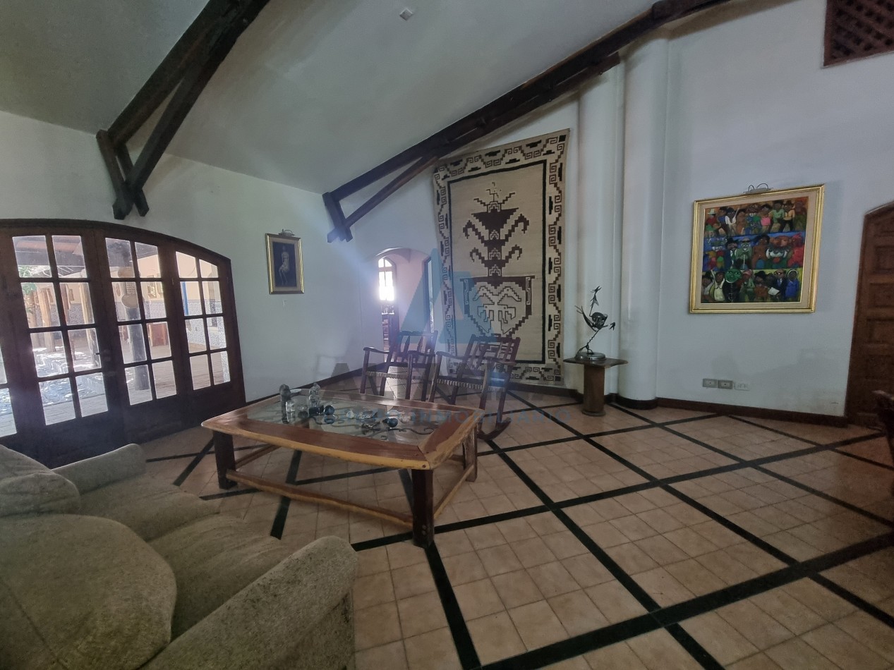 EXCLUSIVA PROPIEDAD EN VENTA (Y POSIBILIDAD DE ALQUILER) EN BARRIO AUTODROMO DE 6.800 METROS CUADRADOS TOTALES CON LAGUNA, QUINCHO Y PISCINA