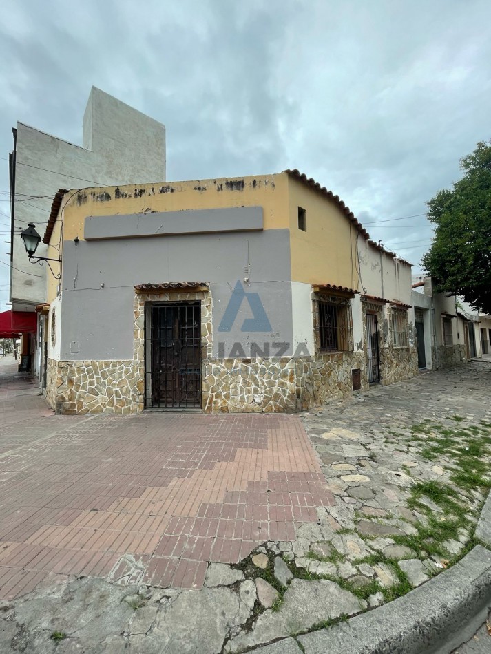 CASA ESQUINA CON LOCAL COMERCIAL