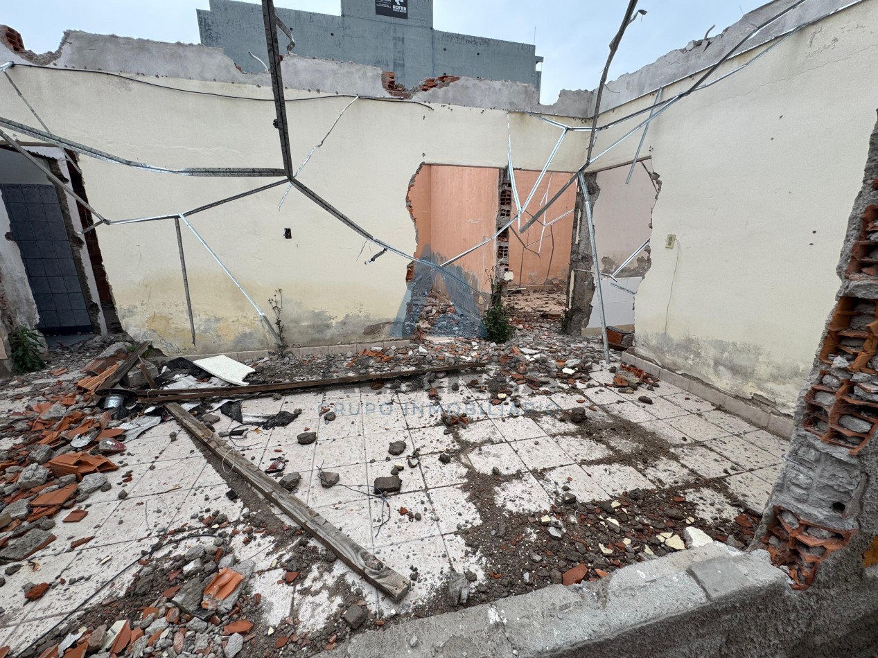 Terreno con casa a reciclar en venta