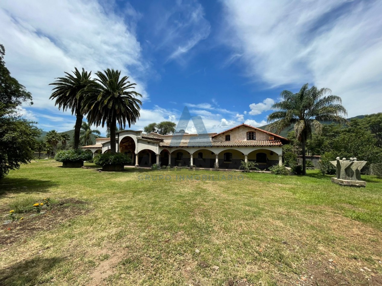 EXCLUSIVA PROPIEDAD EN VENTA (Y POSIBILIDAD DE ALQUILER) EN BARRIO AUTODROMO DE 6.800 METROS CUADRADOS TOTALES CON LAGUNA, QUINCHO Y PISCINA