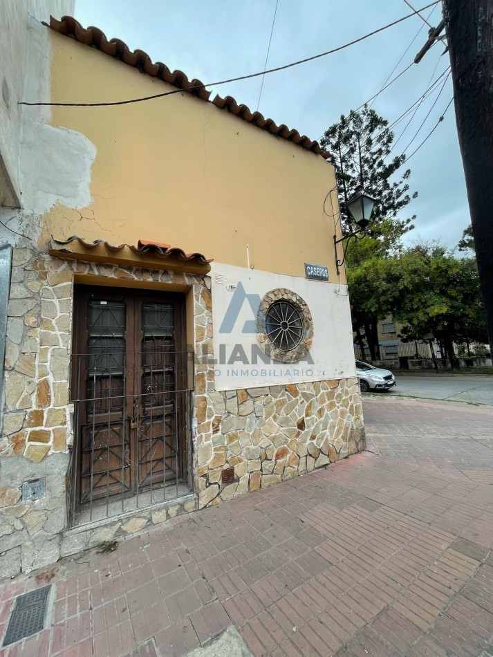 CASA ESQUINA CON LOCAL COMERCIAL