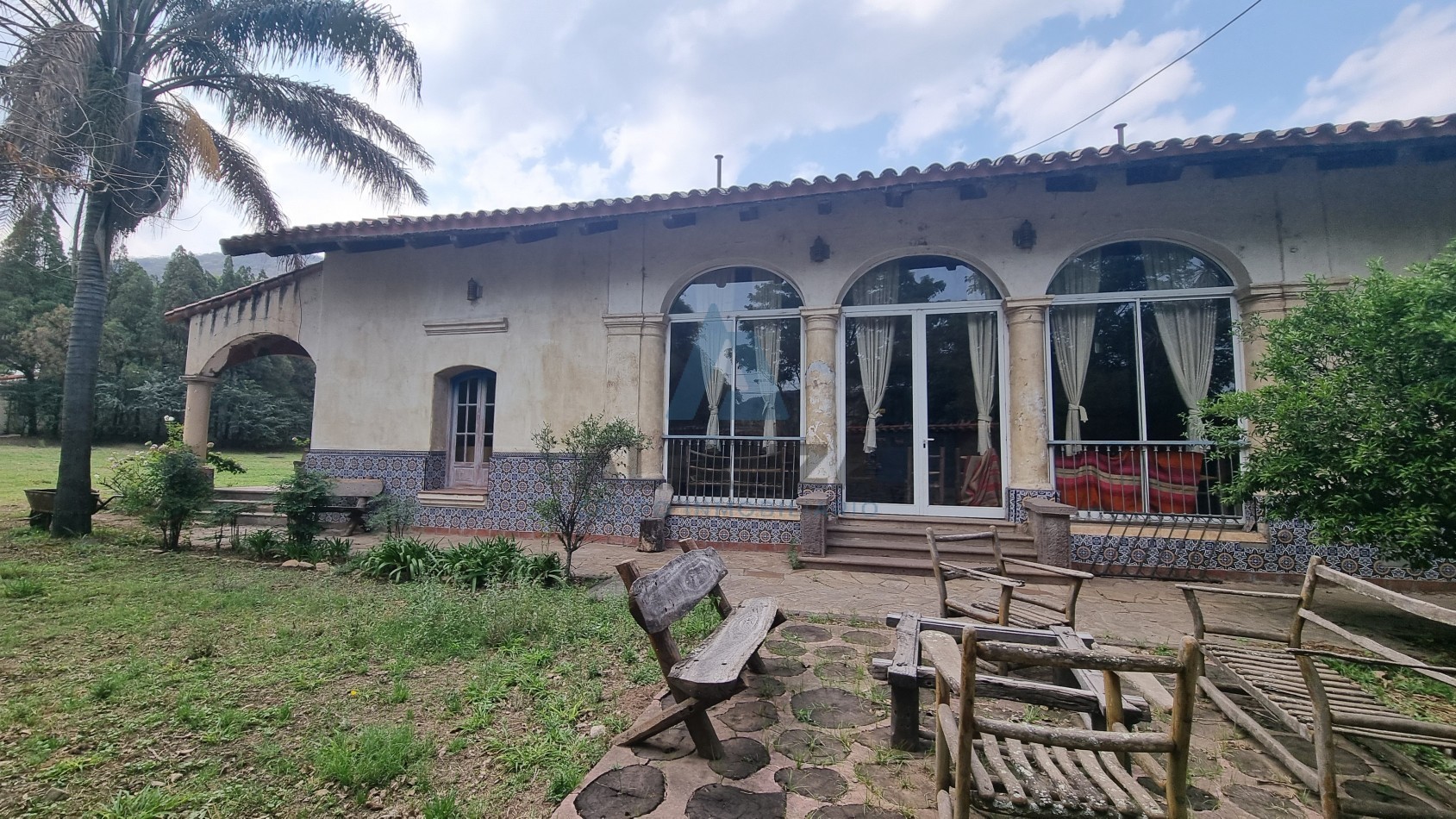 EXCLUSIVA PROPIEDAD EN VENTA (Y POSIBILIDAD DE ALQUILER) EN BARRIO AUTODROMO DE 6.800 METROS CUADRADOS TOTALES CON LAGUNA, QUINCHO Y PISCINA