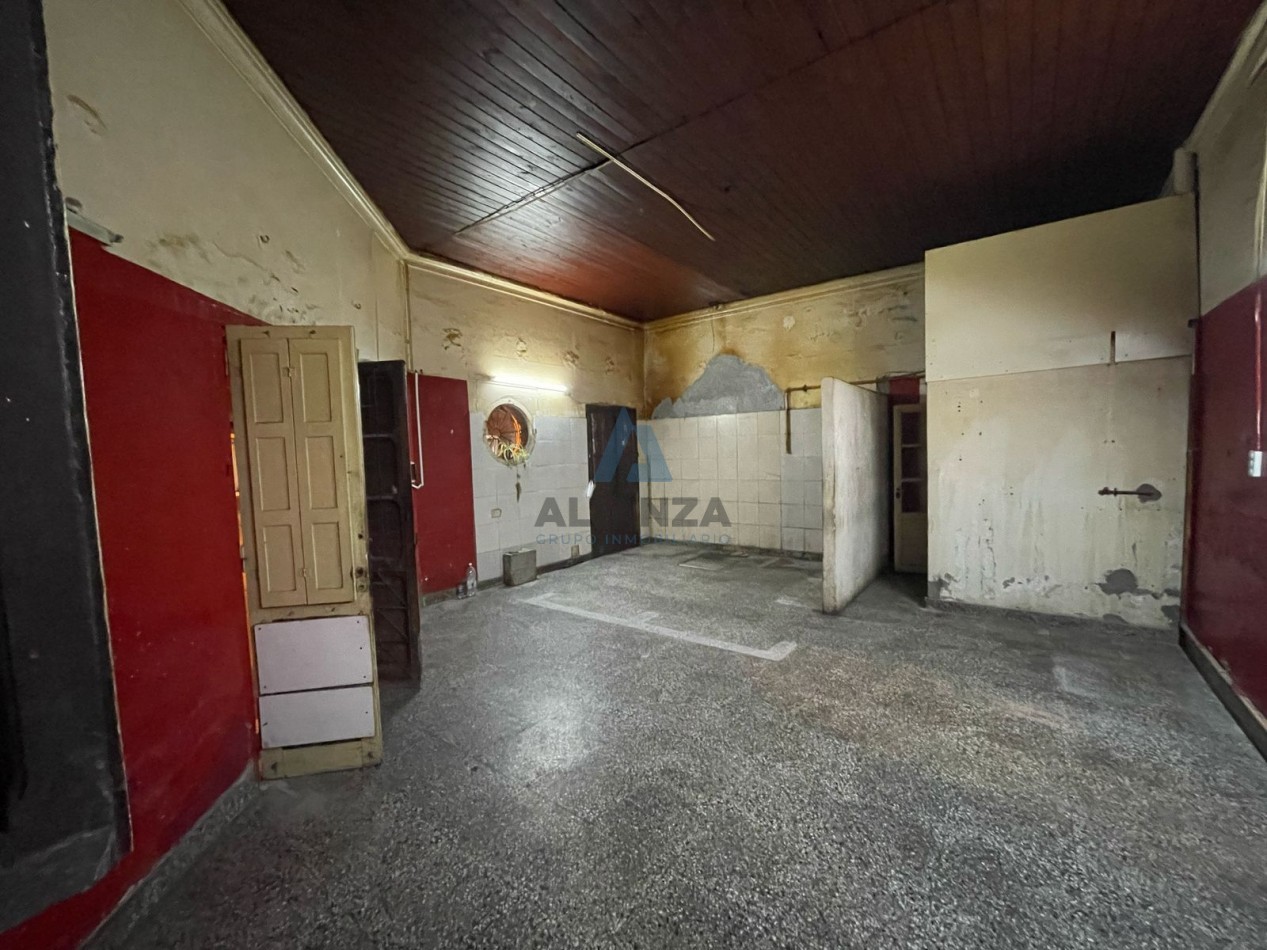 CASA ESQUINA CON LOCAL COMERCIAL