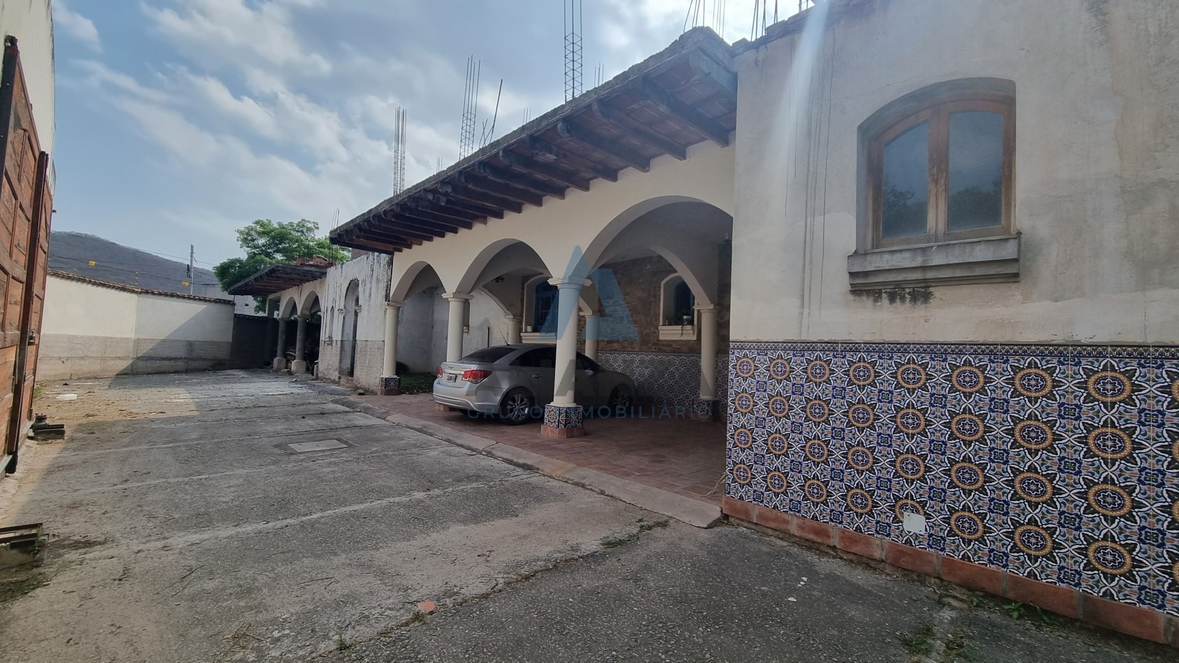 EXCLUSIVA PROPIEDAD EN VENTA (Y POSIBILIDAD DE ALQUILER) EN BARRIO AUTODROMO DE 6.800 METROS CUADRADOS TOTALES CON LAGUNA, QUINCHO Y PISCINA