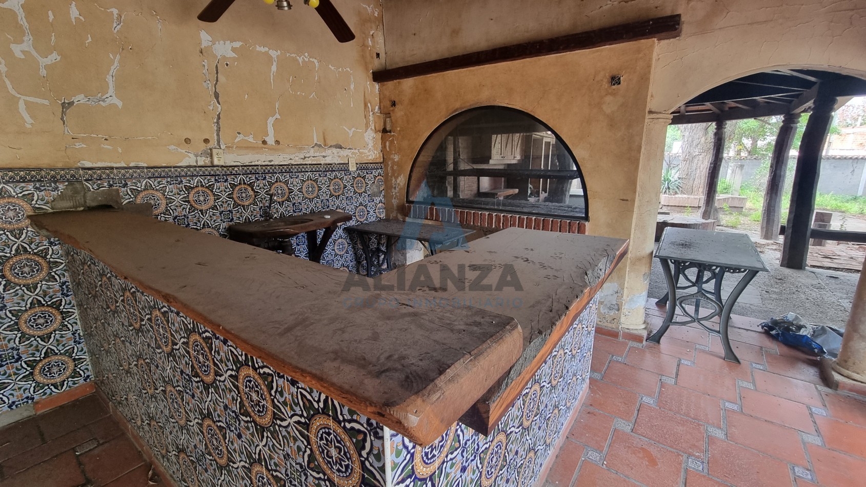 EXCLUSIVA PROPIEDAD EN VENTA (Y POSIBILIDAD DE ALQUILER) EN BARRIO AUTODROMO DE 6.800 METROS CUADRADOS TOTALES CON LAGUNA, QUINCHO Y PISCINA