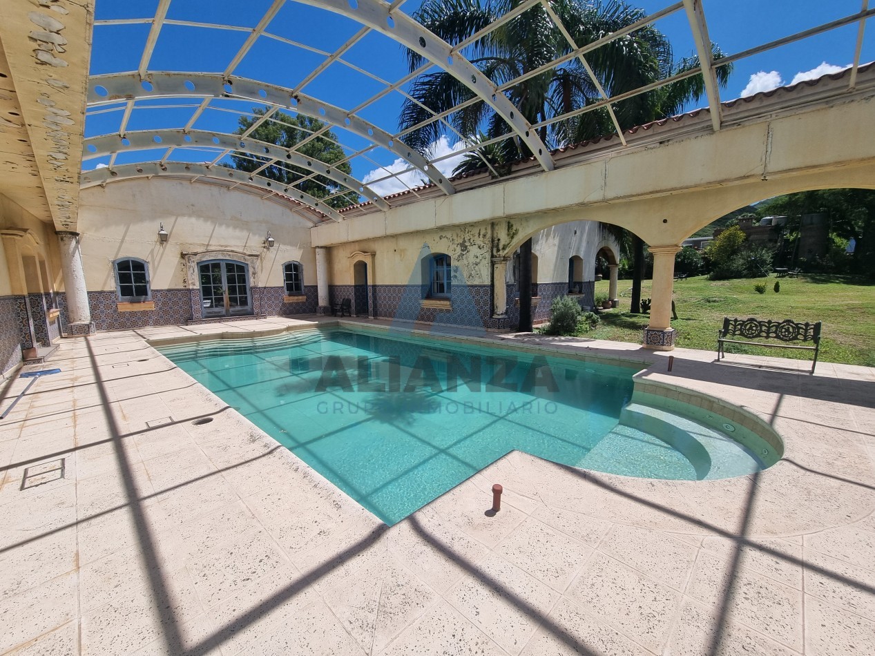 EXCLUSIVA PROPIEDAD EN VENTA (Y POSIBILIDAD DE ALQUILER) EN BARRIO AUTODROMO DE 6.800 METROS CUADRADOS TOTALES CON LAGUNA, QUINCHO Y PISCINA