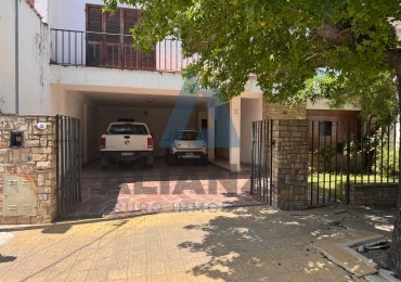 VENDO CASA ZONA MONUMENTO GUEMES
