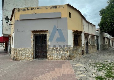 CASA ESQUINA CON LOCAL COMERCIAL 